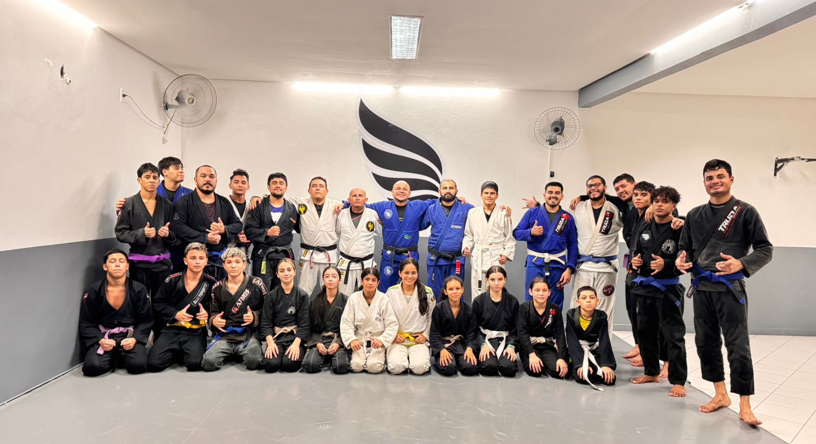Alunos treinando Jiu-Jitsu em equipe